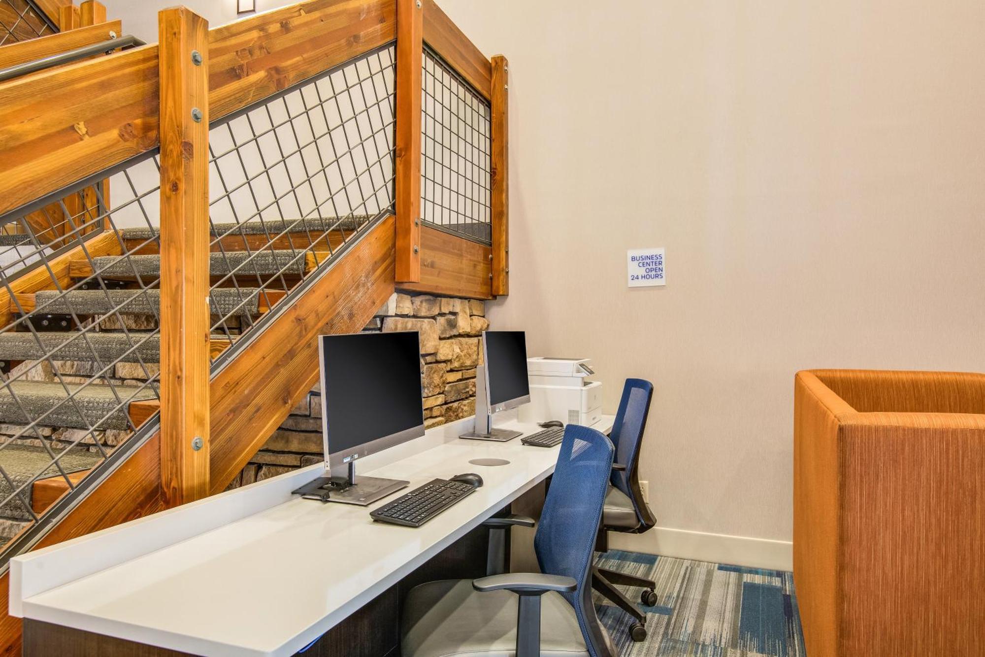 Holiday Inn Express & Suites Custer-Mt Rushmore Bagian luar foto
